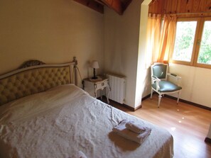 2 bedrooms, travel cot, free WiFi, bed sheets