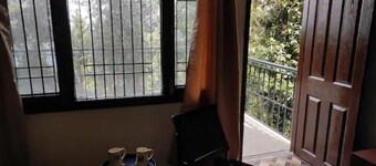Jujurana-Spacious 2BHK:Valley Views, Balcony, Wifi