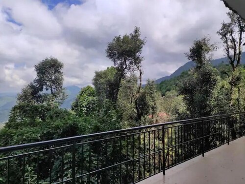 Jujurana-Spacious 2BHK:Valley Views, Balcony, Wifi