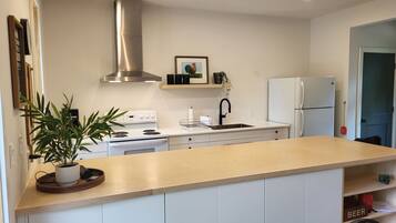 Geladeira, micro-ondas, fogão, cooktop