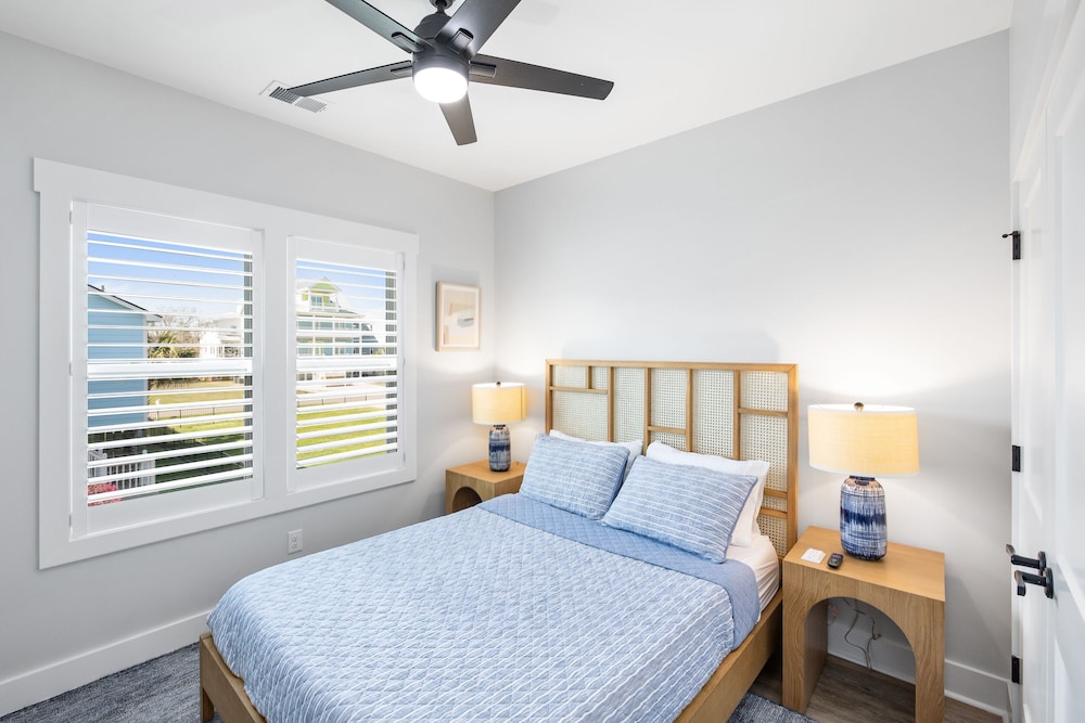 Pearl Paradise BRAND NEW; with elevator & golf cart! Carolina Beach