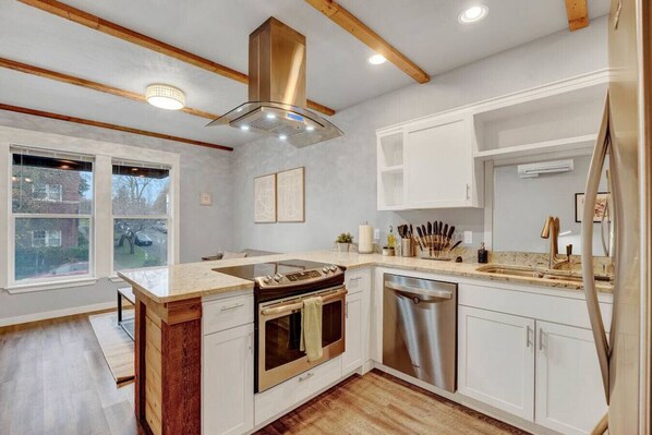 Geladeira, micro-ondas, fogão, cooktop