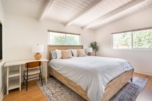 3 chambres, bureau, fer et planche à repasser, lit de bébé portatif