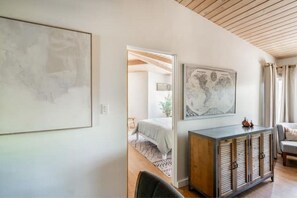 3 habitaciones, escritorio y tabla de planchar con plancha 