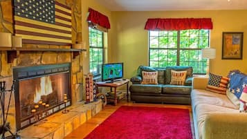 Een smart-tv, een open haard, videogames en een dvd-speler