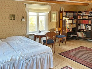 A cozy room with a bed, a desk, a chair, a bookshelf, and a window. - Idyllic Family Retreat Close to the Sea (Listerby)