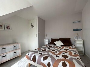 2 bedrooms, iron/ironing board, travel cot, WiFi