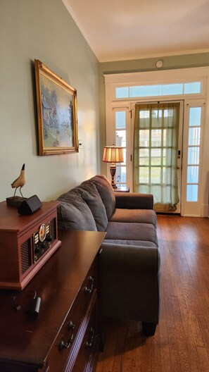 Living area - Southern Breezes Nor'easter - close to beach, park, and shops; pet-friendly  (Cape Charles)