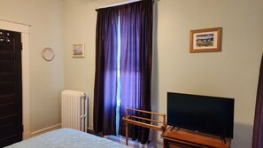 Room - Southern Breezes Nor'easter - close to beach, park, and shops; pet-friendly  (Cape Charles)