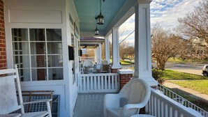 Terrace/patio - Southern Breezes Nor'easter - close to beach, park, and shops; pet-friendly  (Cape Charles)