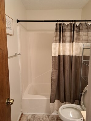 Sèche-cheveux, serviettes fournies, papier toilette