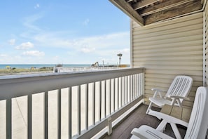 Chambre, 2 grands lits, balcon, en bord de piscine | Terrasse/Patio