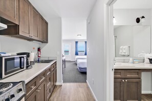 Chambre, 2 grands lits, cuisine, en front de mer | Cuisine privée