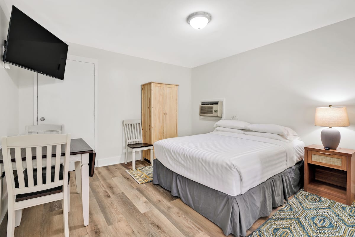 1 quarto, cortinas blackout, ferros/tƔbuas de passar roupa