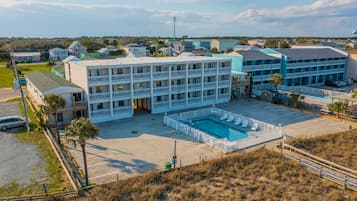 AuĂenpool (je nach Saison geöffnet), Sonnenschirme, LiegestĂŒhle