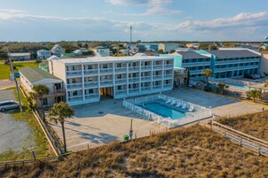 Piscina externa sazonal, funciona das 8h às 20h, guarda-sóis