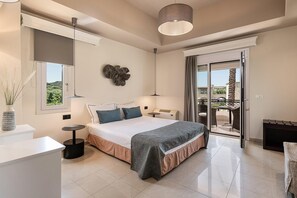 Une chambre à coucher moderne avec un grand lit, une petite table de chevet, un élément décoratif mural et une vue sur l’extérieur grâce à une porte-fenêtre coulissante.
