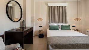 Ein Schlafzimmer mit einem Bett, einem Schminktisch, einem Spiegel und zwei Nachttischlampen.
