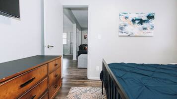 3 quartos, ferros/tábuas de passar roupa, berço de viagem