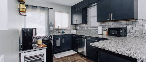 Geladeira, micro-ondas, fogão, cooktop