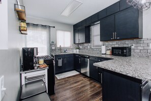 ثلاجة، ميكروويف، فرن، موقد طهي مسطح