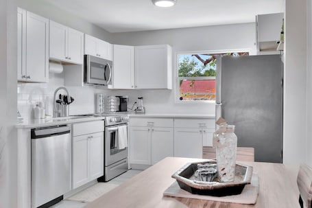 Family Villa | Private kitchen | Full-size fridge, microwave, oven, stovetop