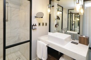 Bruser, brusehoved med spredningseffekt, gratis toiletartikler