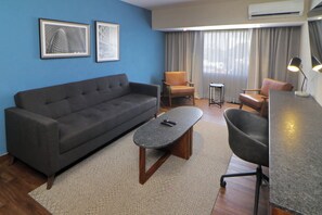 Minibar, in-room safe, individually decorated, individually furnished