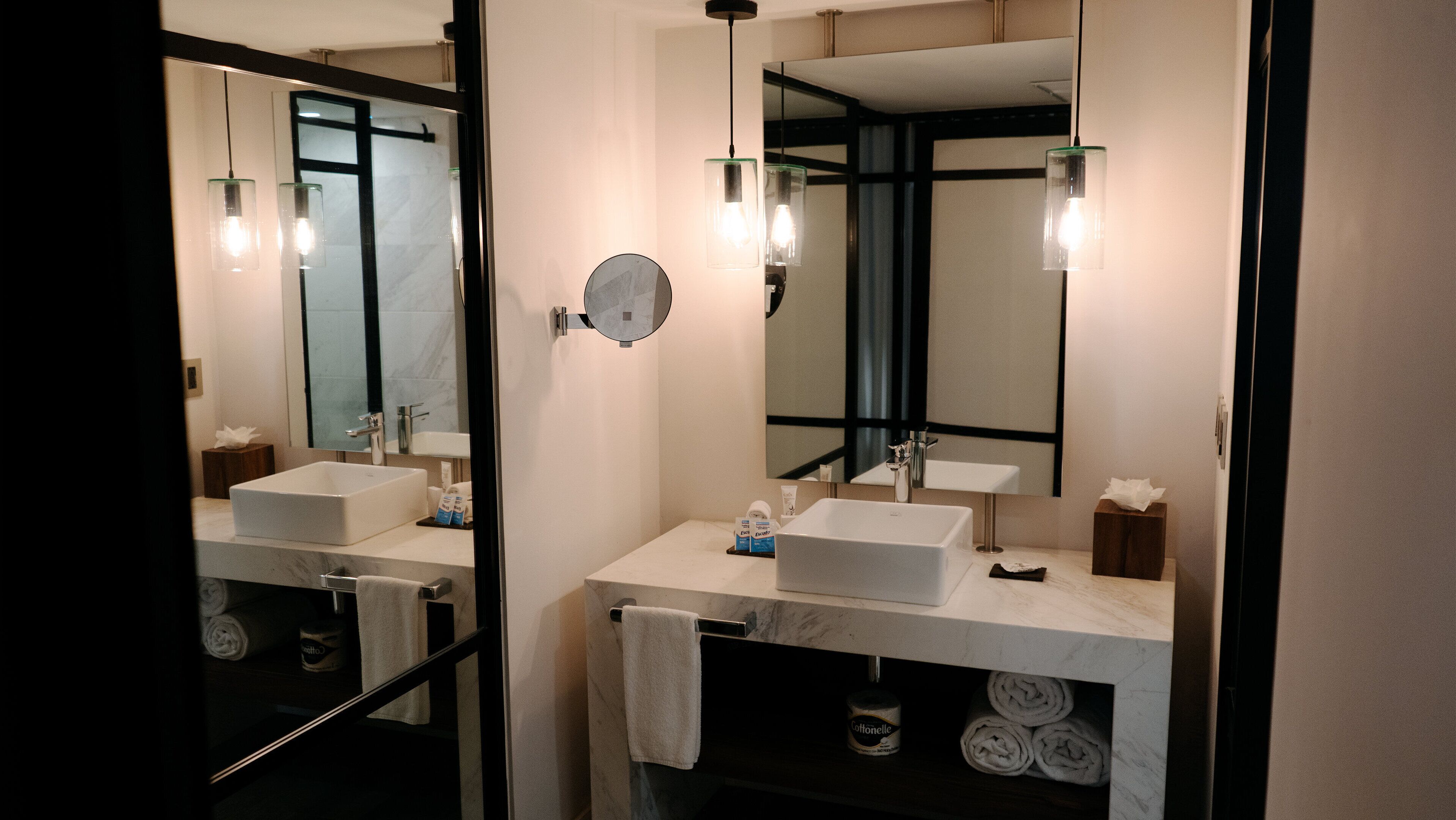 Douche, douche à « effet pluie », articles de toilette gratuits