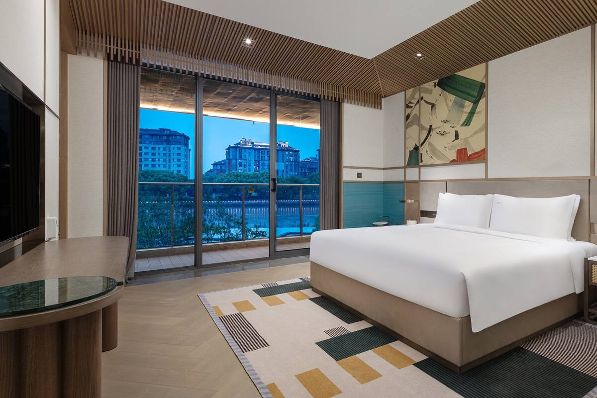 Standard Room, 1 King Bed (Canal View)