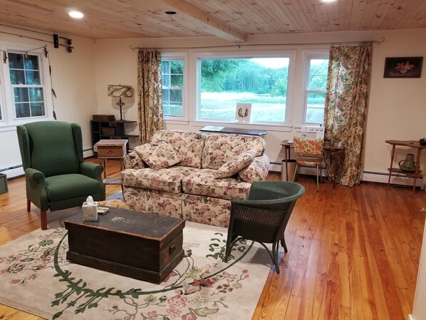 Een smart-tv, een open haard en boeken