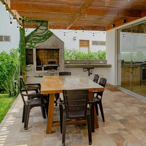 Outdoor dining - HOP Praia: Modern Home with Lagoon View (Chincha Baja)