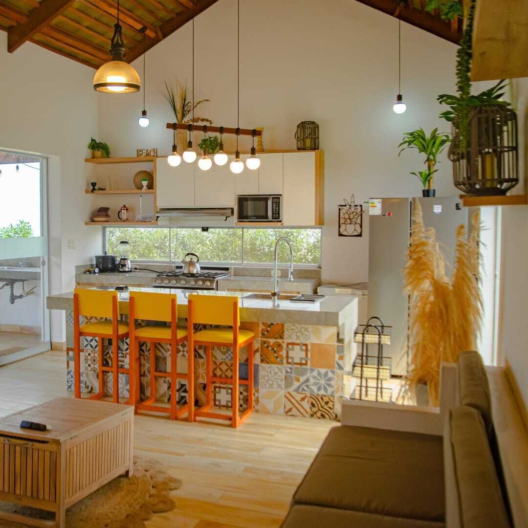 Refrigerador, microondas, horno y cafetera y tetera 