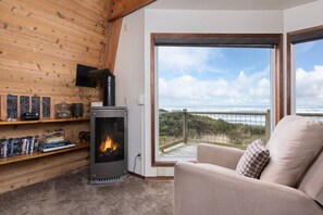 Smart TV y chimenea 