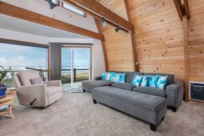 Smart TV, fireplace - Casa Del Mar in Tierra del Mar (Cloverdale)