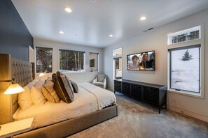 8 bedrooms, desk, iron/ironing board, free WiFi