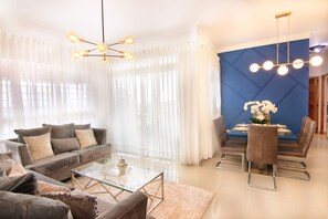 Living area - Beautiful Confortable & quiet- 10 min from Air Port. (Santo Domingo Este)