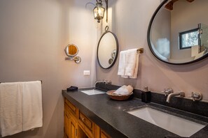 Rumah Mewah, 3 kamar tidur | Kamar mandi | Shower, pengering rambut, handuk, dan sabun