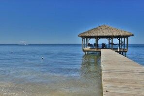 On the beach - Happy Endings Beach House by Island House Vacation Rentals (West Bay)