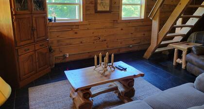Cozy cabin retreat close to kayaking and hiking trails.