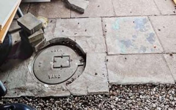 Unclassified image, 1 of 4, button
