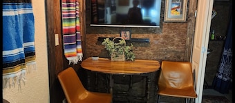 The Artists Cottage ~ Fun desert getaway