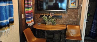 The Artists Cottage ~ Fun desert getaway