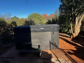 Outdoor spa tub - B440B Smith Road BBBBB · Fantastic Uptown Getaway (Sedona)