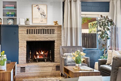 A440A Smith Road AAA · Fabulous Uptown Escape