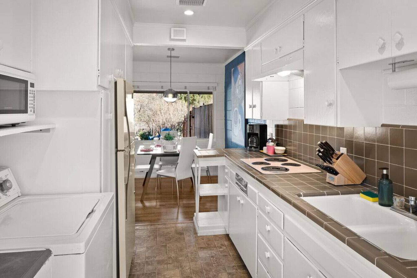 Kühlschrank, Mikrowelle, Ofen, Wasserkocher mit Kaffee-/Teezubehör