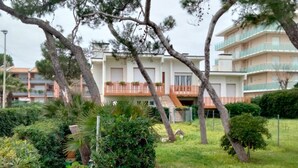 A residential building with balconies, surrounded by greenery and trees. -  M335 - Marcelli, large two-room apartment with sea view with balcony (Marcelli)