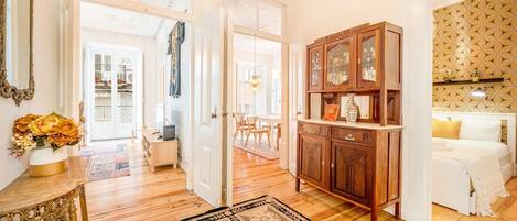 2 bedrooms, desk, iron/ironing board, Internet