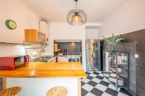 Fridge, microwave, oven, coffee/tea maker - GuestReady - Opulent Oasis in Lisbon's heart (Lisbon)