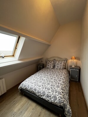 2 bedrooms, travel cot, free WiFi